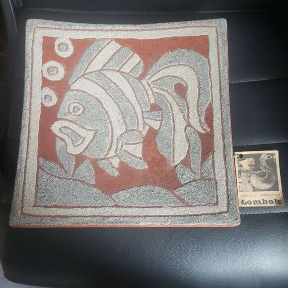 Indonesian pottery from Lombak Fish Dish Sand Art Piece 12 X 12 Has Brochure - Picture 1 of 10